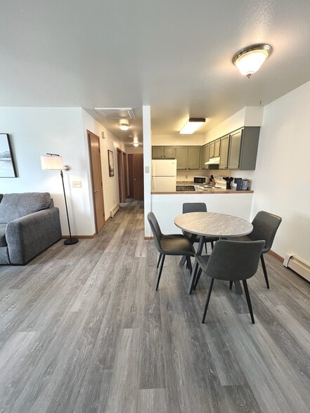 Building Photo - 1526 Lake Elmo Dr