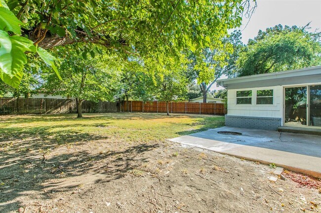 Building Photo - Updated home in Ridglea Hills reduced!