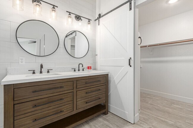 Building Photo - 4 bed 2 bath Stunner w/ Sparkling Pool