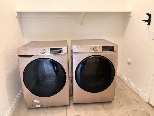 Building Photo - 6425 W Desert Hollow Dr