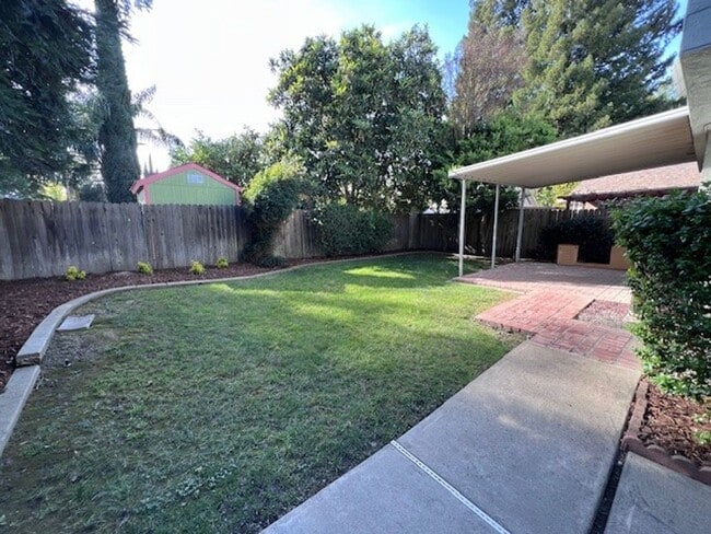Building Photo - Freshly painted Pocket home close to schools and shopping.
