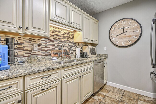 Building Photo - 3 Bedroom 2 Bath Condo  Blountville, TN