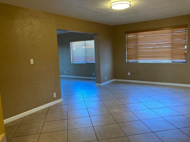 Building Photo - Central 3 Bedroom