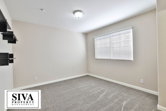 Building Photo - 808 Lenzen Ave