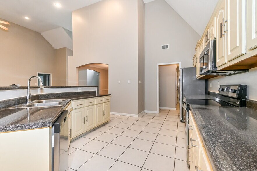 Building Photo - 8083 Delta Lakes Blvd