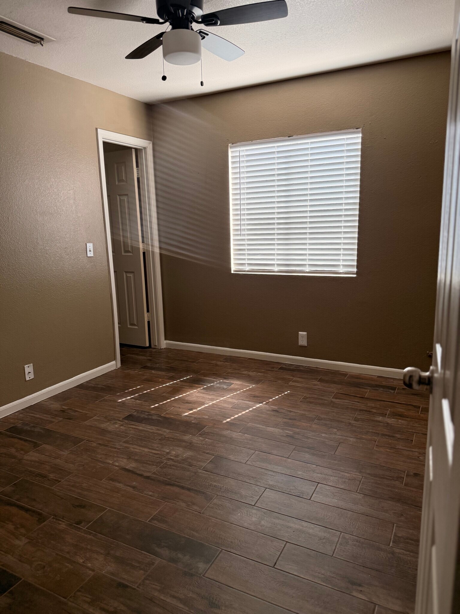 Building Photo - 10243 W Reade Ave