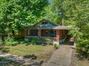 Building Photo - Updated 3 bed/1 bath - walk to Crosstown Concourse