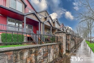 Building Photo - Gorgeous Two Bedroom Townhome in Hillsboro!