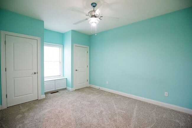 Building Photo - 3 Bed (with 4th bed potential downstairs),...