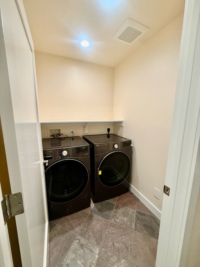 Building Photo - 13240 Loma Rica Dr