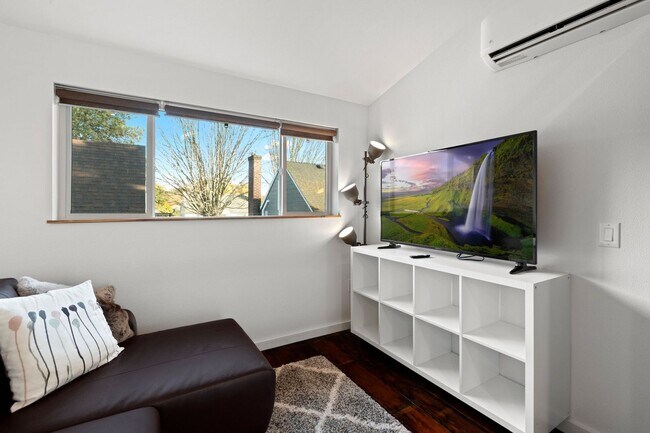 Building Photo - 1 Bath Furnished Studio in Woodlawn!