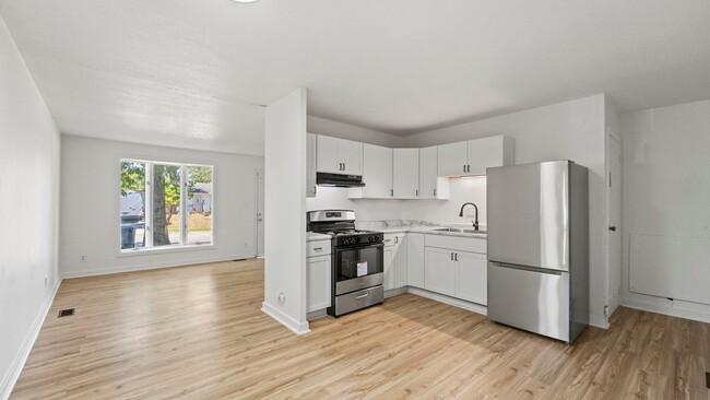 Building Photo - COMING SOON! 3 BEDROOM HOME!