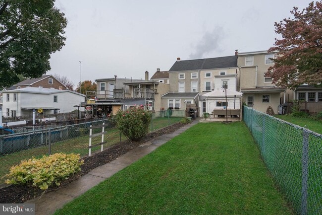 Building Photo - 225 W 6th Ave