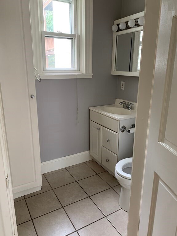 Building Photo - 841 E 5th St