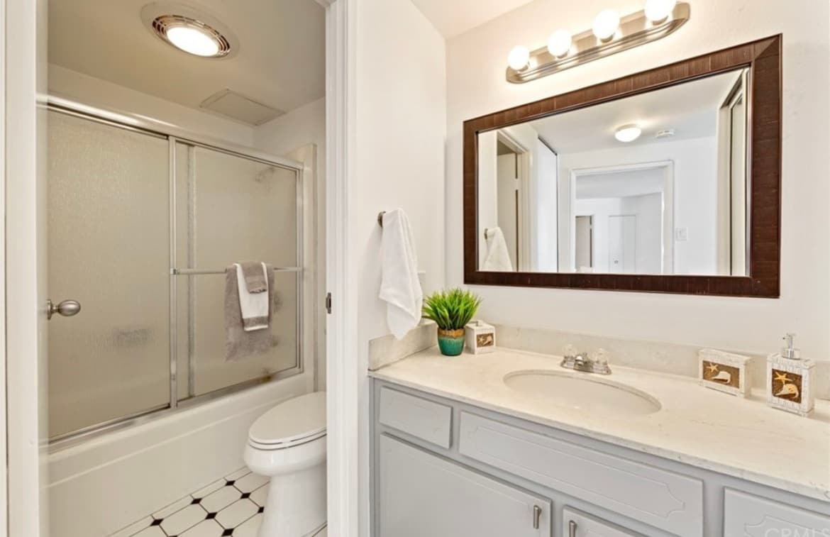 Building Photo - 700 E Ocean Blvd