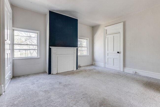 Building Photo - Available MAY 2026 - Beautiful, LARGE 4+ bedroom/2 bath GEM in South Side Slopes!