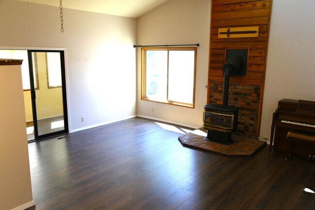 Building Photo - Cute 2 bed 1 bath Home 2 Car Garage Office