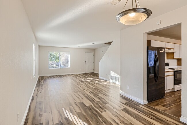 Dining Area - 5120 Perth St