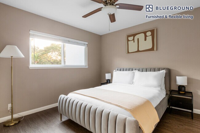 Building Photo - 710 Laurel Ave