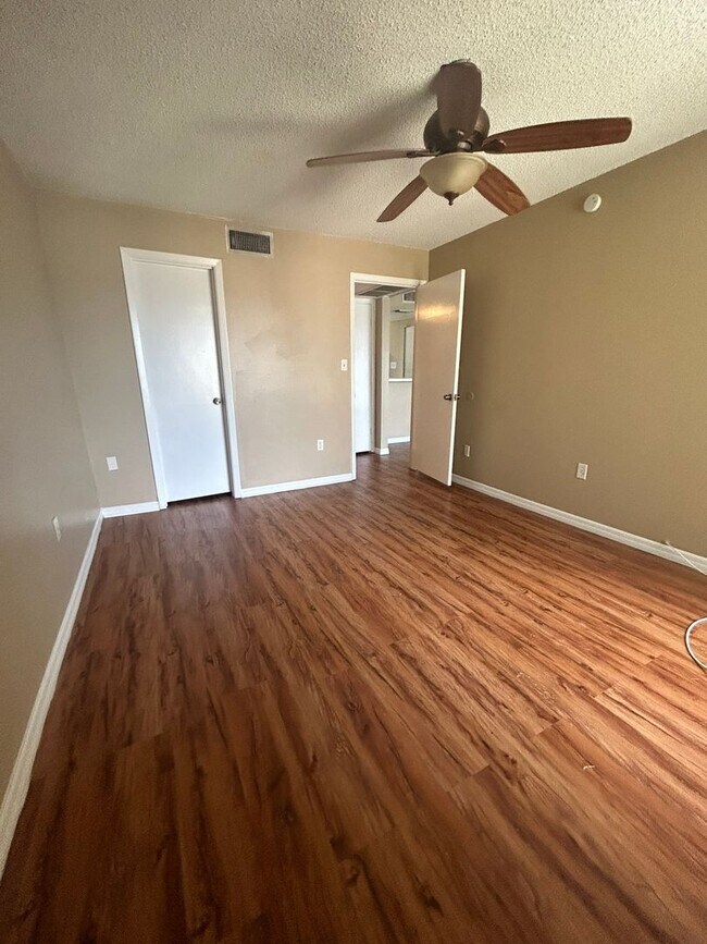 Building Photo - 618 Orange Dr
