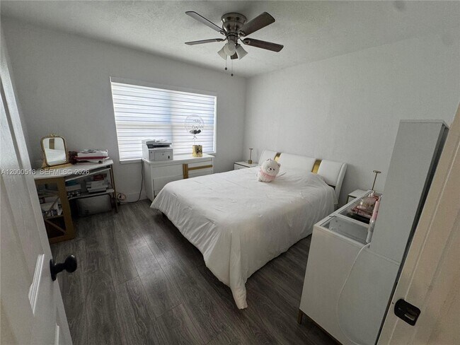 Building Photo - 427 NW 19th Ave