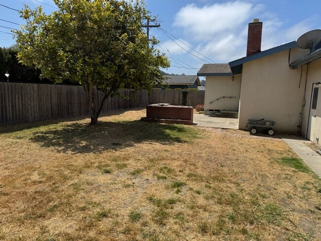 Building Photo - 870 Pearl Dr