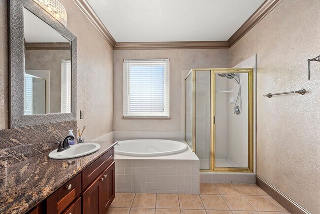 Building Photo - For rent: spacious and updated 5-bedroom, ...