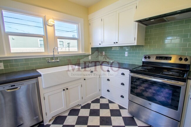 Building Photo - Light & Bright Home In Eugene