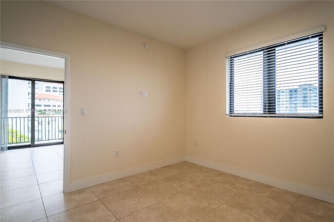 Building Photo - 1091 Galiano St