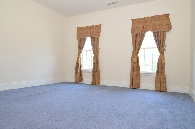 Building Photo - 4 Summit Way