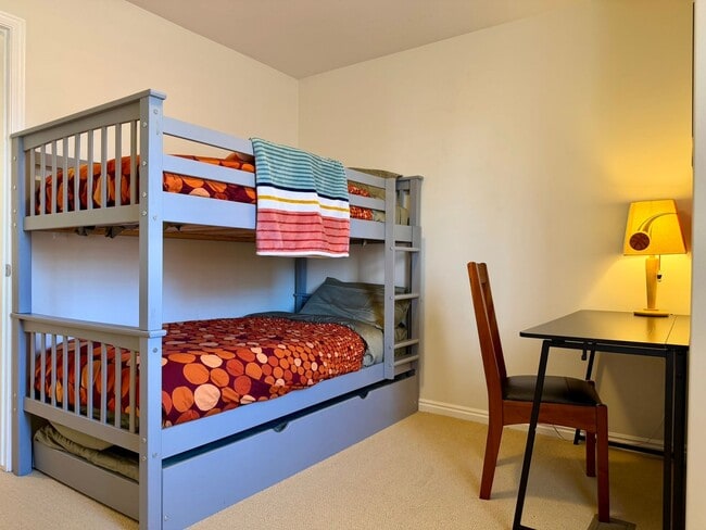 Building Photo - Townhouse within Walking Distance of Downtown Sugarhouse