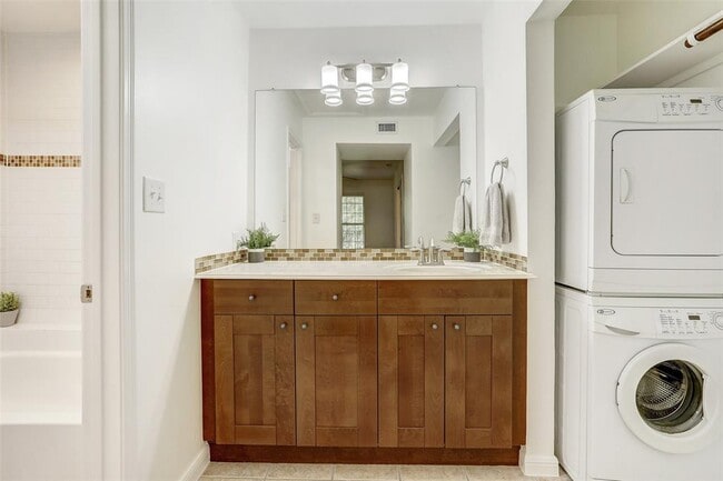 Building Photo - 7685 Northcross Dr