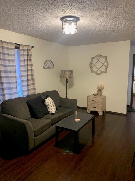 Building Photo - 617 4th St