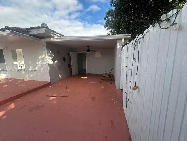 Building Photo - 326 E 34th St