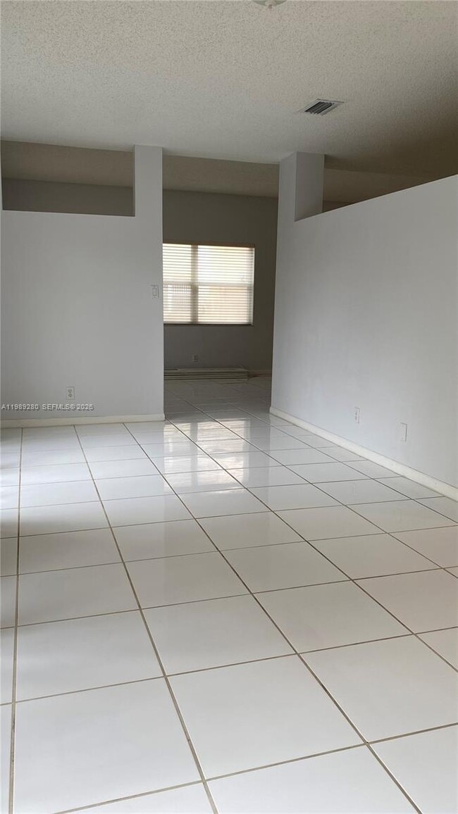 Building Photo - 543 Racquet Club Rd