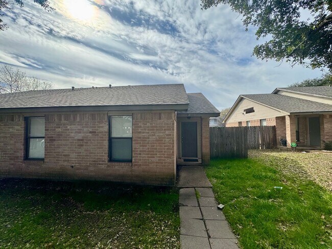Building Photo - 2504 Hickory Dr