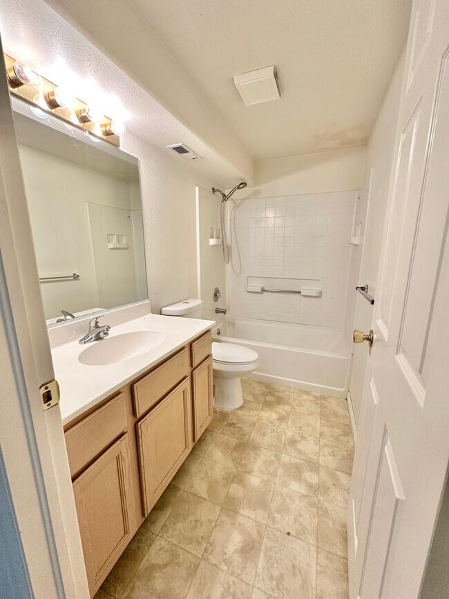 Building Photo - 4 bedrooms plus 2 additional areas. Price Reduced!!