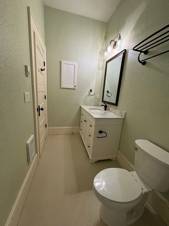 Building Photo - Beautiful 1 bed/1 bath apartment with tons of charm!