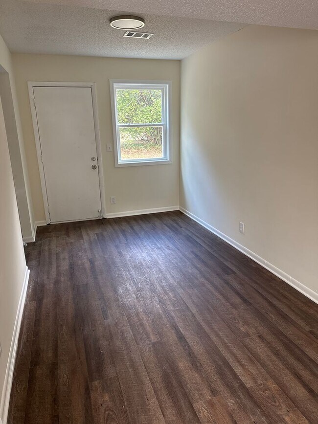 Building Photo - 3873 Fairmont Ave