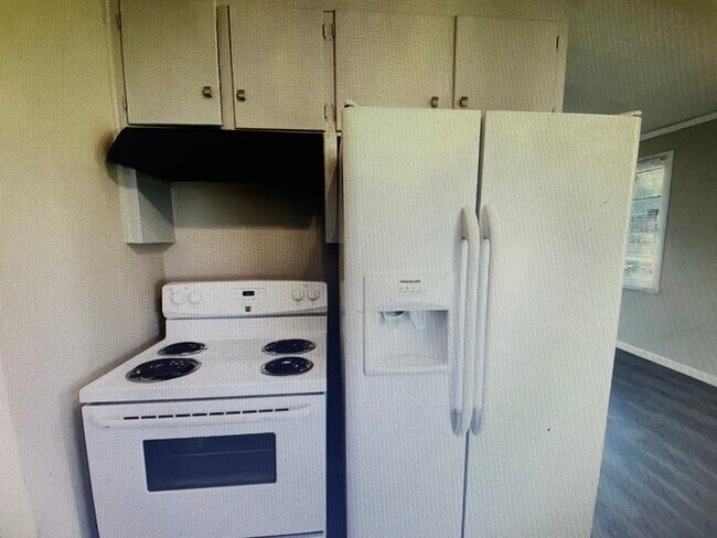 Building Photo - 3 bedroom 1 Bathroom