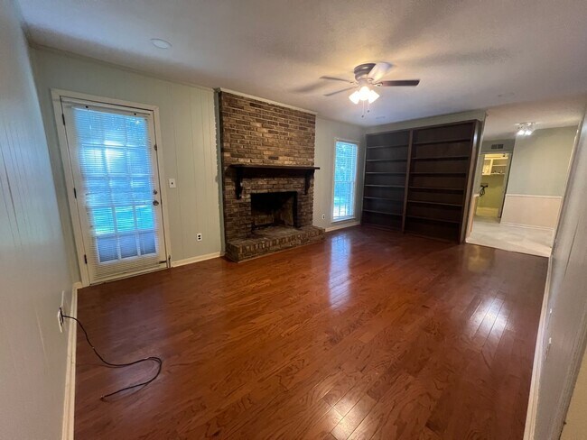 Building Photo - 3 bedroom 2 bathroom single level home in ...