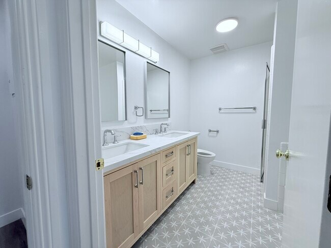Master bath - 14572 Dickens St