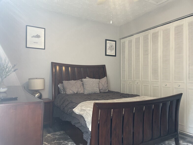 Building Photo - 123 Montmullin St