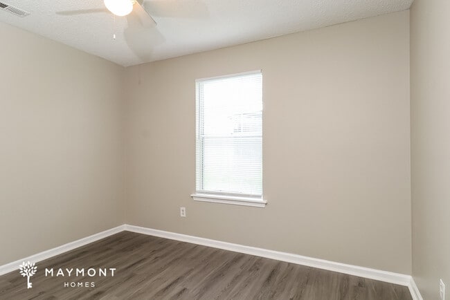 Building Photo - Cozy Three Bedroom