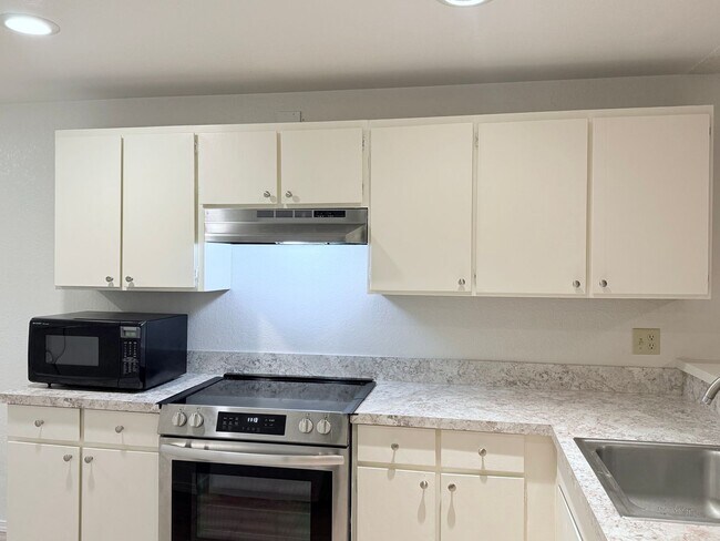 Building Photo - Lovely 2-Bedroom End Unit Condo in Cedarwo...