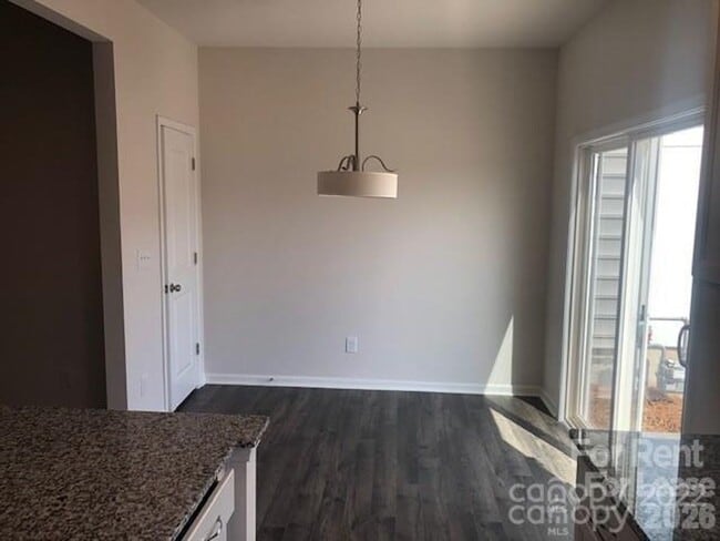Building Photo - 3 bedroom townhome available now!
