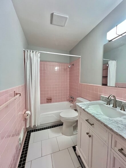 Building Photo - 1002 Willow Dr
