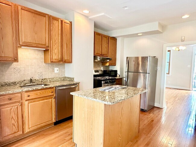 Building Photo - 3 bed 2 bath - Parking!!!  Pets Welcome!!!