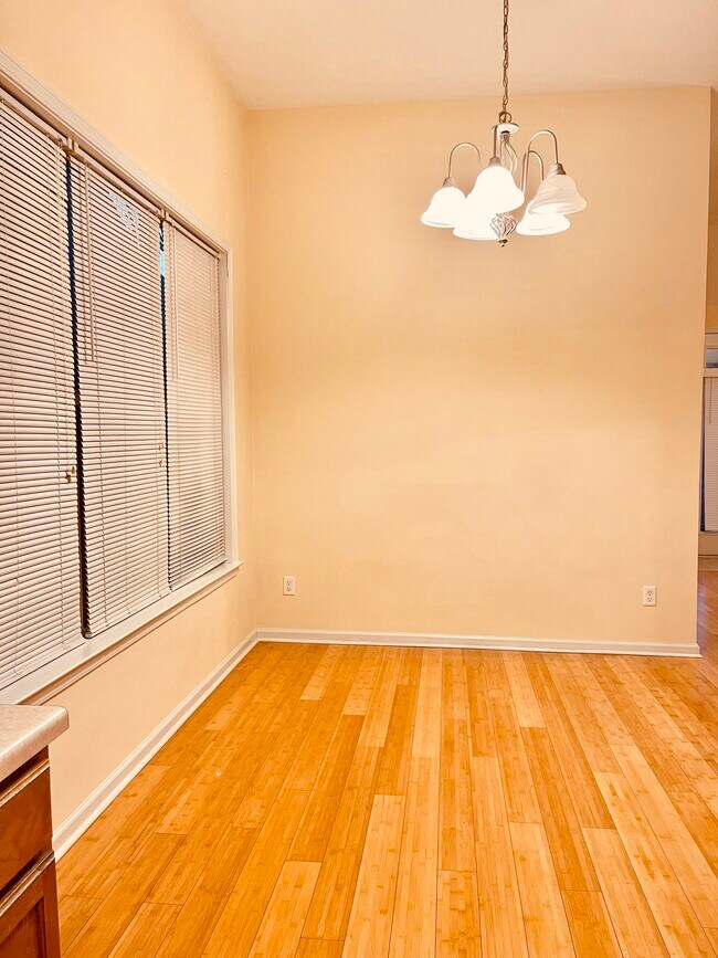 Dining - 1322 Harbor Park Dr