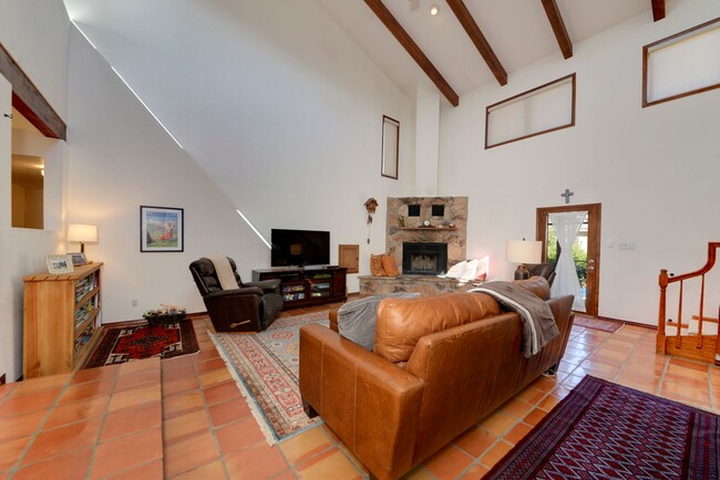 Building Photo - Stunning 4-Bedroom Albuquerque Foothill Ho...